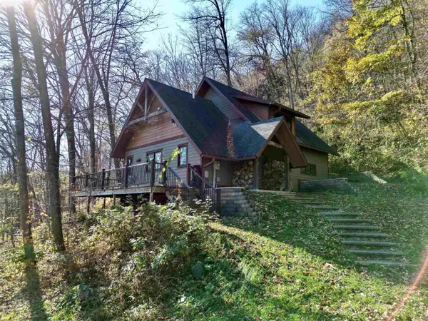 2006 South Shore RD, Decorah, IA 52101