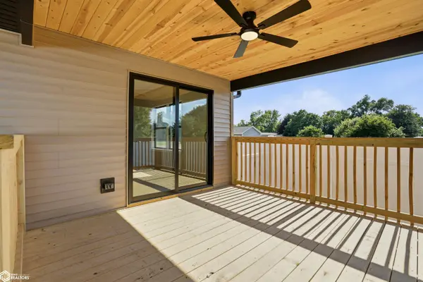 105 Dover CIR, New London, IA 52645