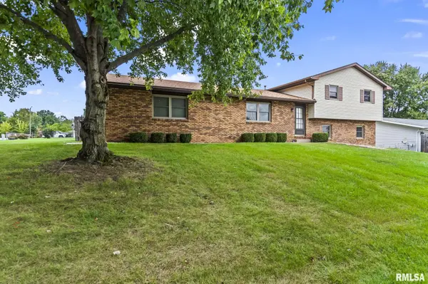 23 Timbercrest DR, Sherman, IL 62684