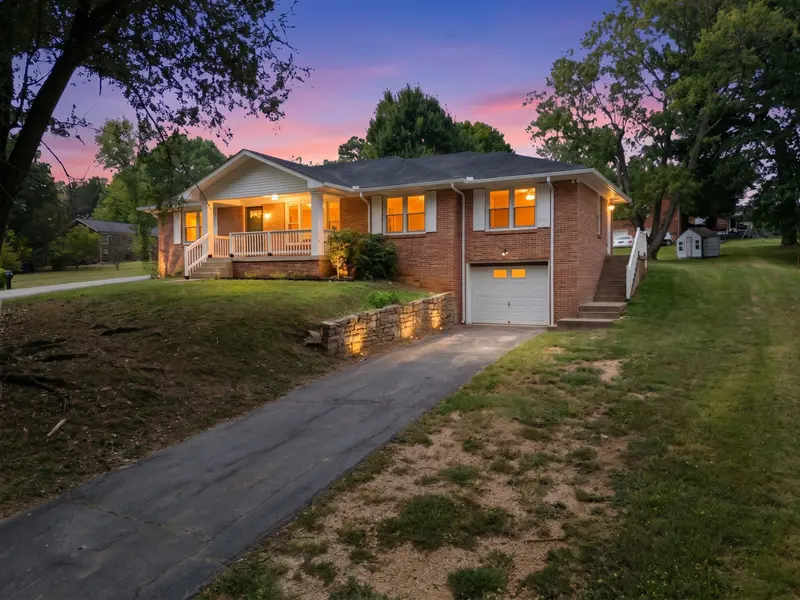 200 Woods Dr, Columbia, TN 38401