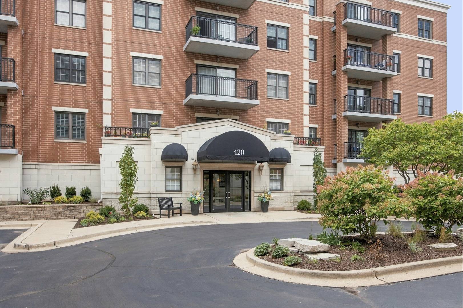 420 W Burlington AVE #406, La Grange, IL 60525