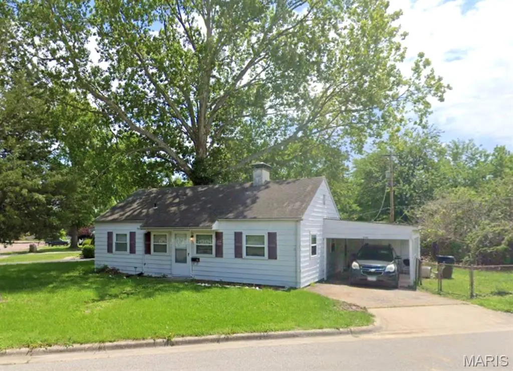 1300 MAIDEN LN, Belleville, IL 62220