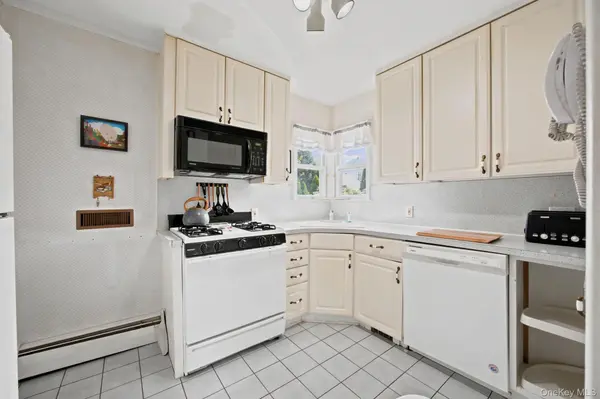 27 South DR, Valley Stream, NY 11581