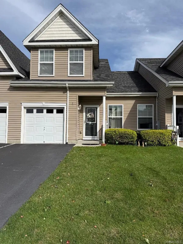 38 Augusta DR, Medford, NY 11763