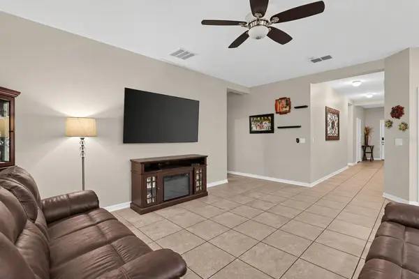 225 LAKESHORE DR, Davenport, FL 33837