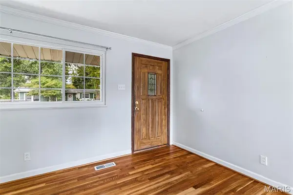 1060 Loveland DR, Florissant, MO 63031