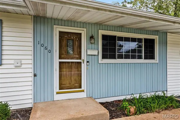 1060 Loveland DR, Florissant, MO 63031