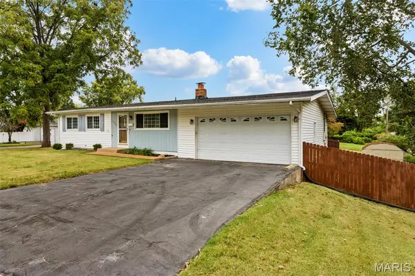 1060 Loveland DR, Florissant, MO 63031