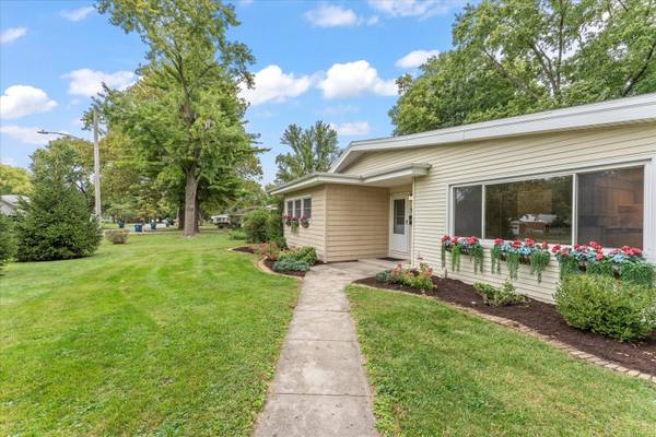 907 S Longview RD, Monticello, IL 61856