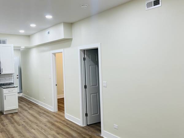 8447 S Escanaba AVE #2, Chicago, IL 60617