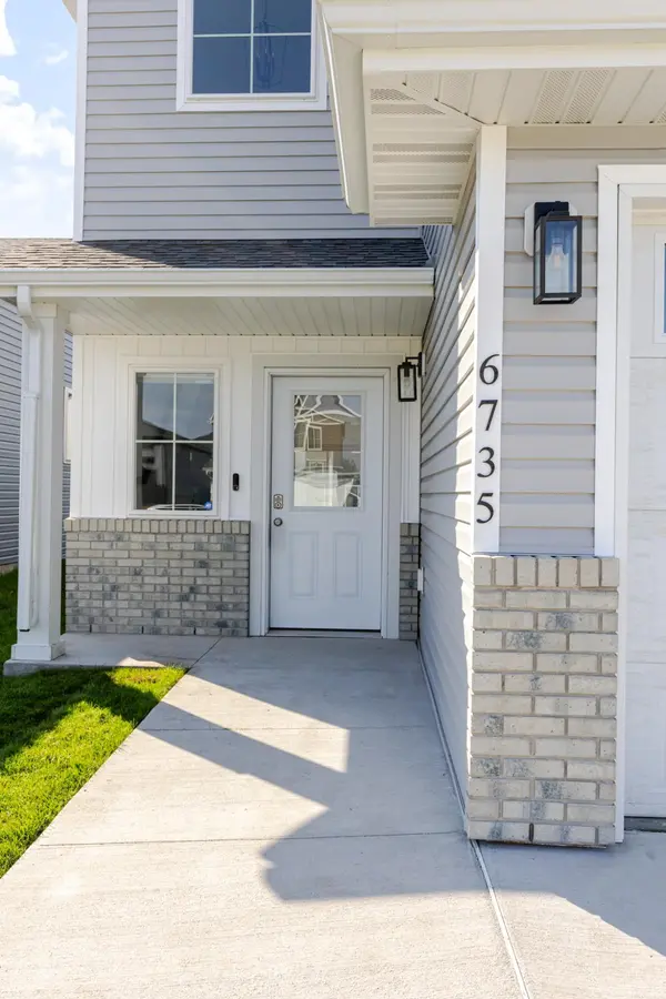 6735 Meadow View DR S, Fargo, ND 58104