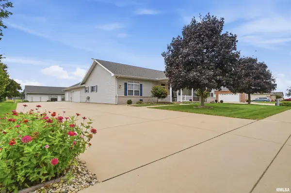600 DEERFIELD DR, Pekin, IL 61554