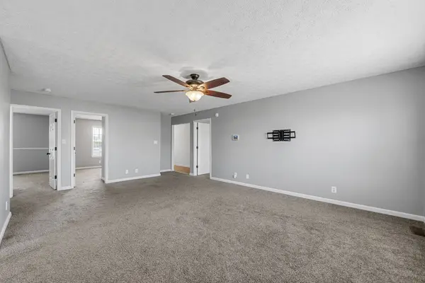 100 Gleaves Ln, Oak Grove, KY 42262