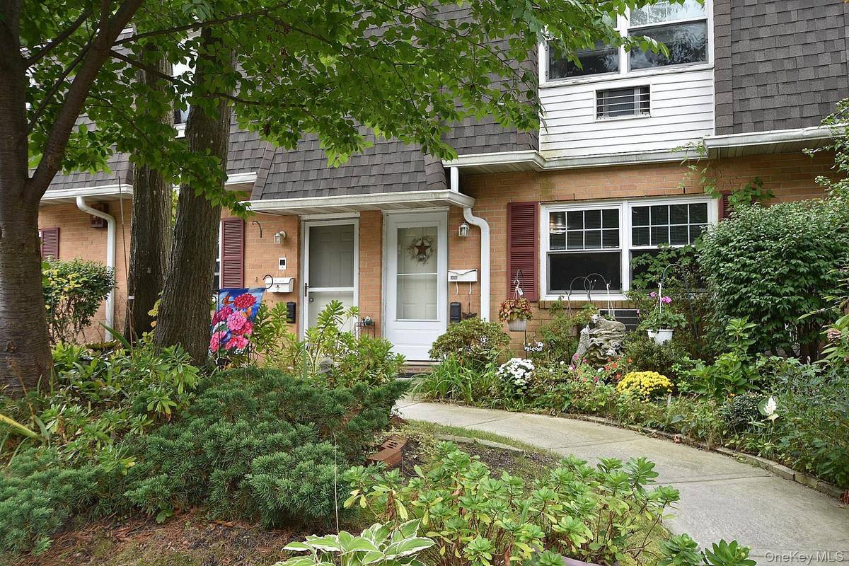 11 Glen Hollow DR #D-64, Holtsville, NY 11742