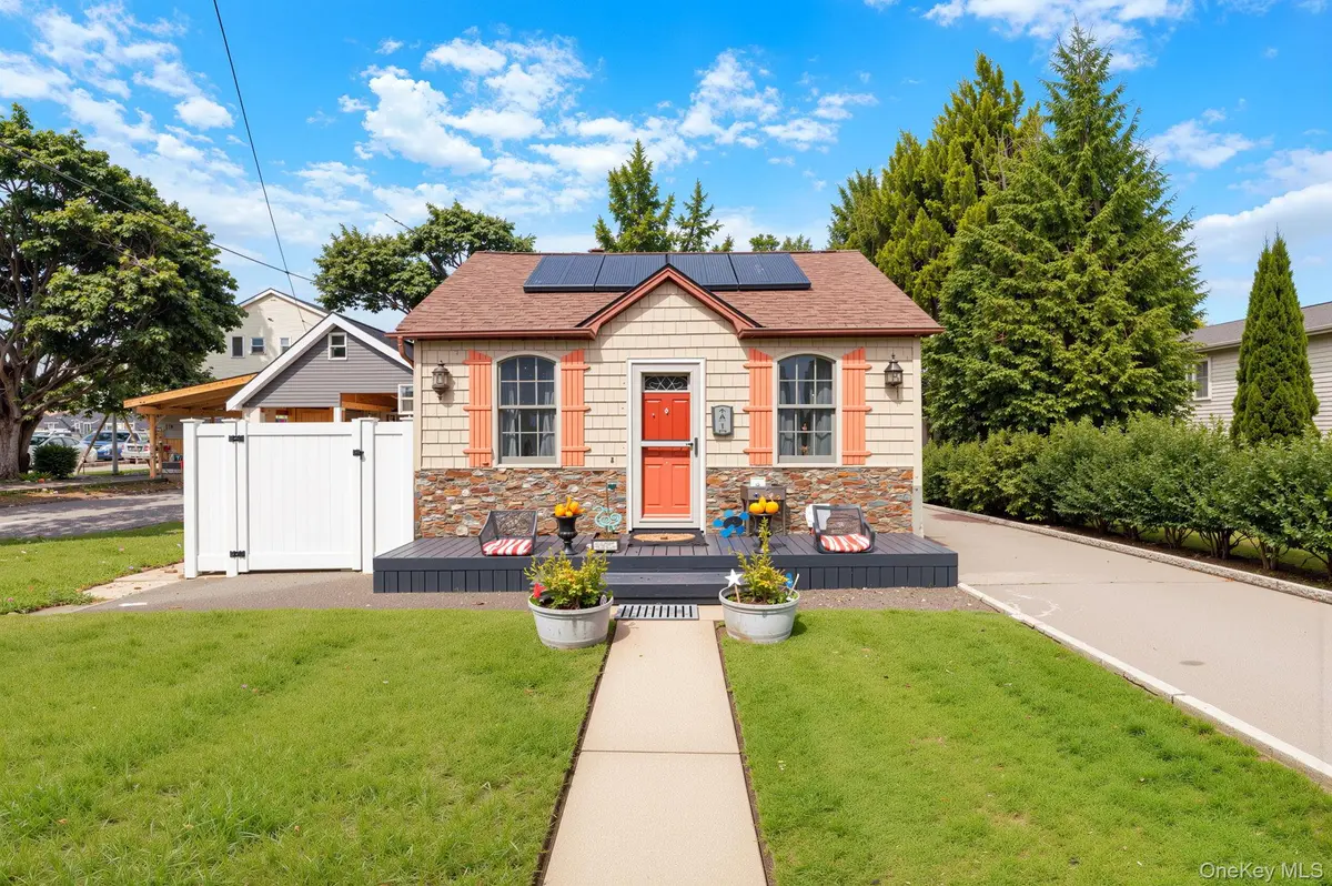 23 Dewey PL, Lindenhurst, NY 11757