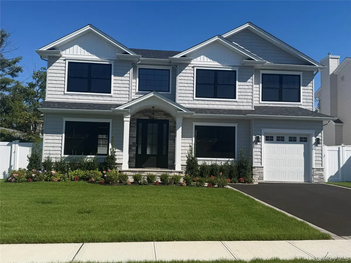 20 Raynham DR, Syosset, NY 11791