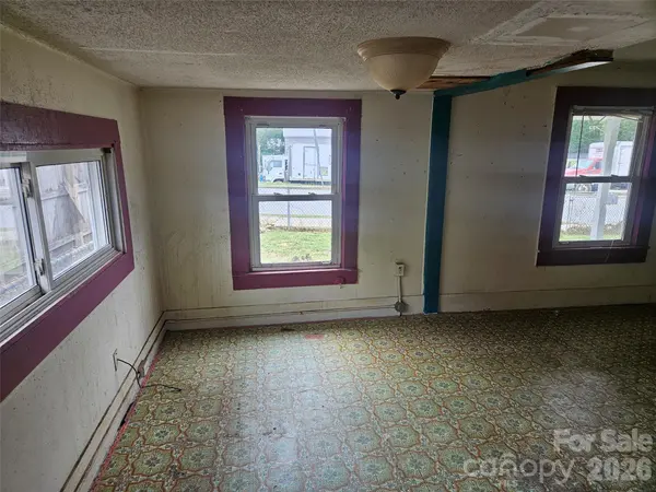 28 Chestnut ST, Rosman, NC 28772