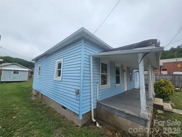 28 Chestnut ST, Rosman, NC 28772