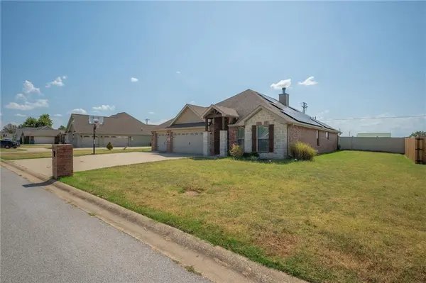 3017 Fairway CIR, Neosho, MO 64850