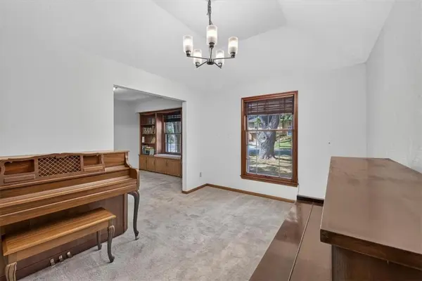 808 NW 10th ST, Blue Springs, MO 64015