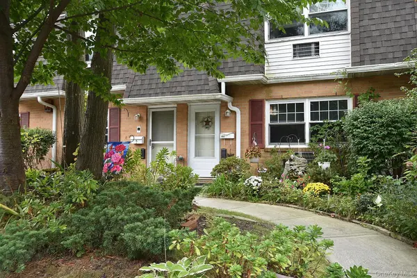 11 Glen Hollow DR #D-64, Holtsville, NY 11742