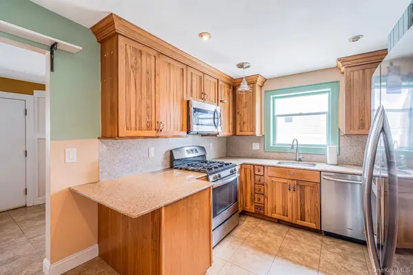 23 Dewey PL, Lindenhurst, NY 11757