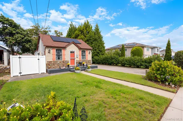 23 Dewey PL, Lindenhurst, NY 11757