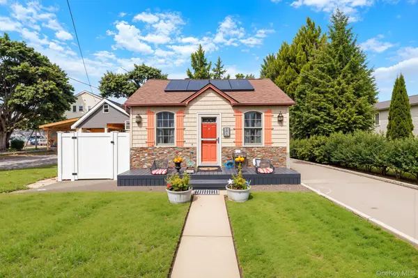 23 Dewey PL, Lindenhurst, NY 11757
