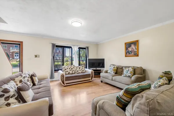 65 Clearstream AVE, Valley Stream, NY 11580