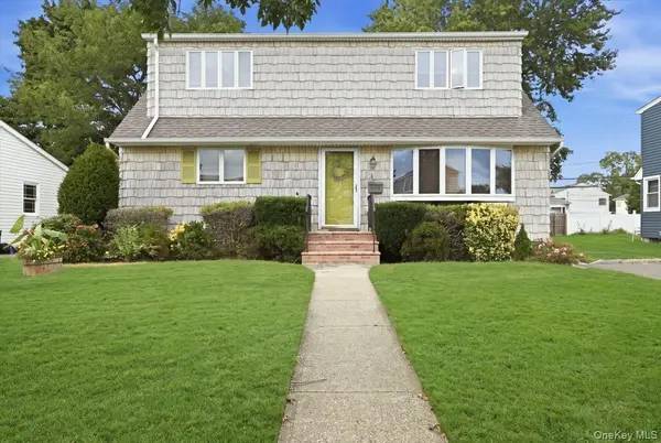 4001 Wicks AVE, Seaford, NY 11783