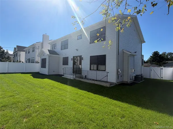 20 Raynham DR, Syosset, NY 11791