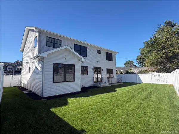 20 Raynham DR, Syosset, NY 11791