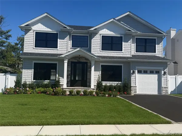 20 Raynham DR, Syosset, NY 11791