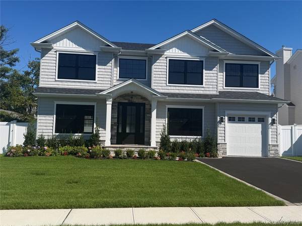 20 Raynham DR, Syosset, NY 11791