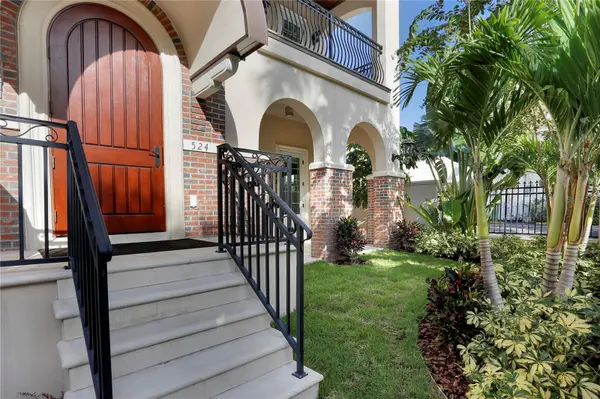 524 BEACH DR NE, St Petersburg, FL 33701