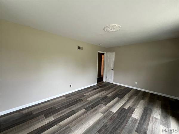 1201 Senate DR, St Louis, MO 63138