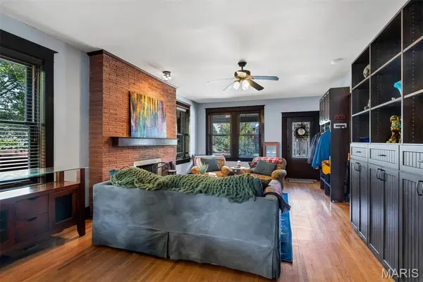 1154 Dover PL, St Louis, MO 63111