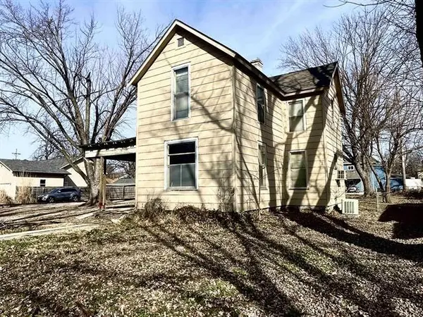 702 E 12th Ave,  Winfield,  KS 67156