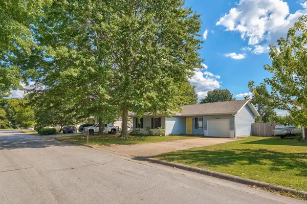 1494 W Daniels ST, Ozark, MO 65721