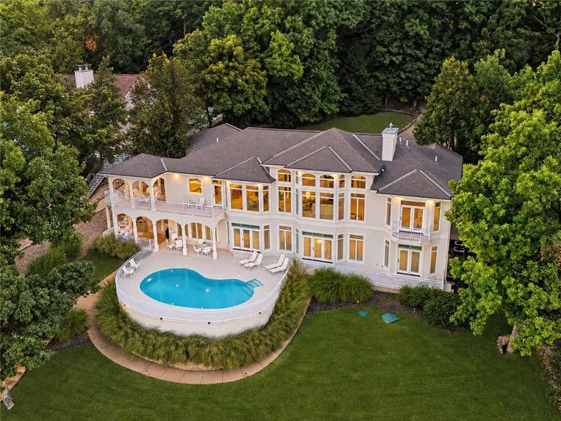 302 Crown Point DR, Four Seasons, MO 65049