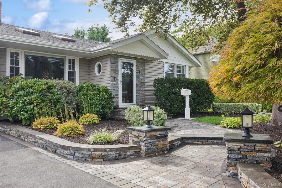 4 Larkspur DR, West Islip, NY 11795