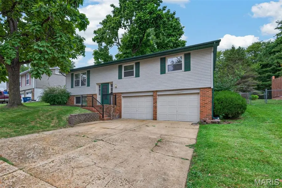 1129 Yorktown DR, St Charles, MO 63303