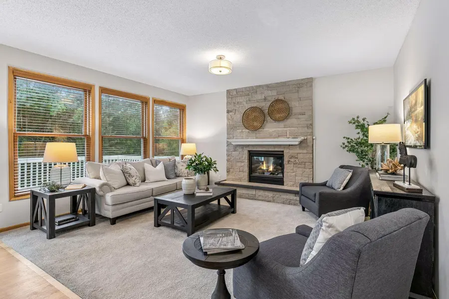2719 Longacres DR, Chanhassen, MN 55317