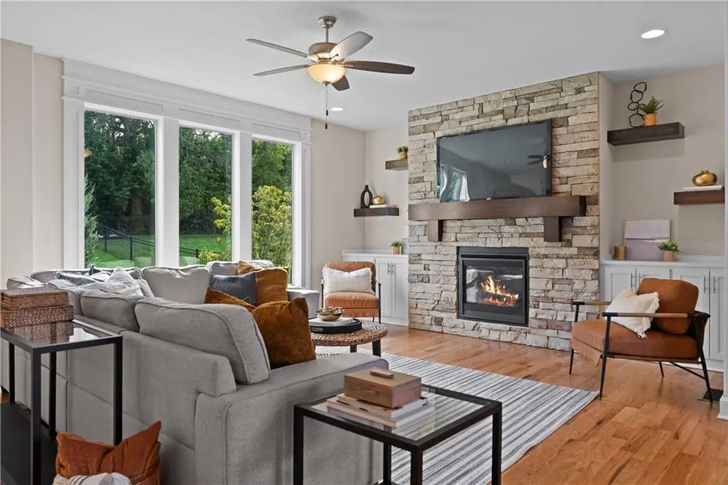 2911 SW Arthur DR, Lee's Summit, MO 64082