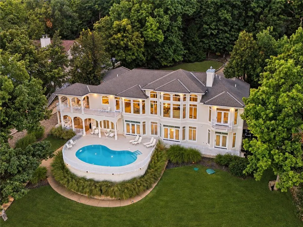 302 Crown Point DR, Four Seasons, MO 65049