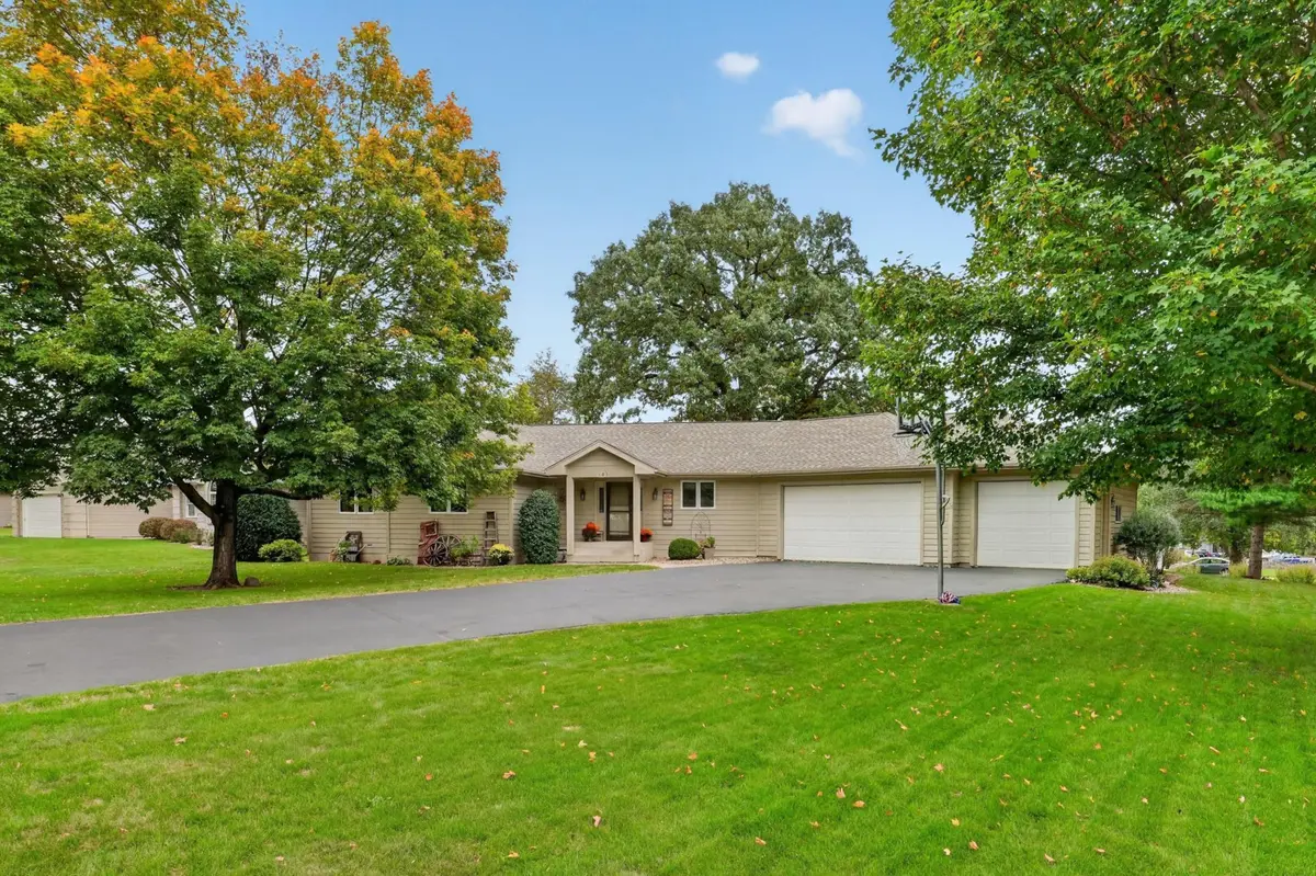 101 Anglewood DR, Kenyon, MN 55946