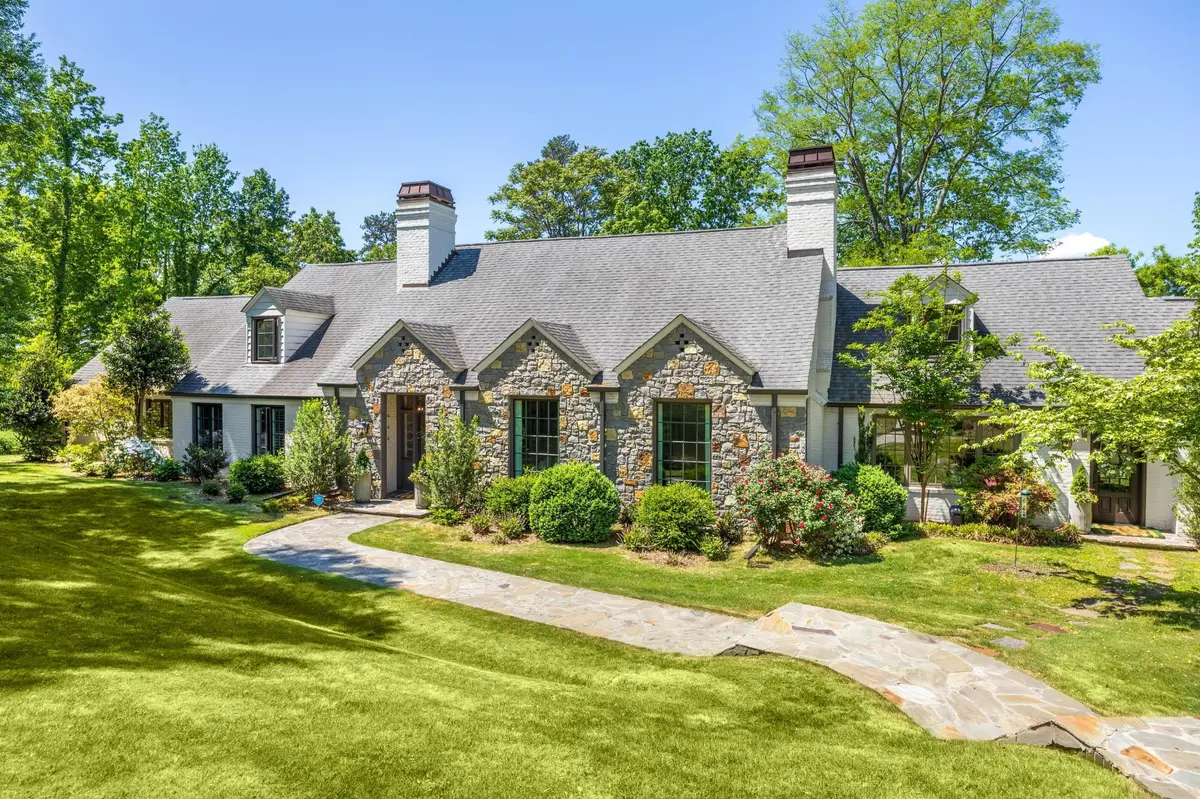 10 Minnekahda Place, Chattanooga, TN 37405