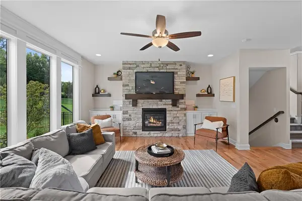 2911 SW Arthur DR, Lee's Summit, MO 64082