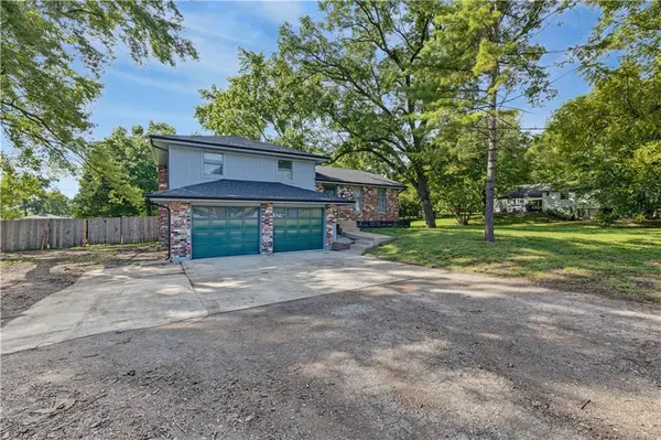 506 S Mulberry ST, Louisburg, KS 66053