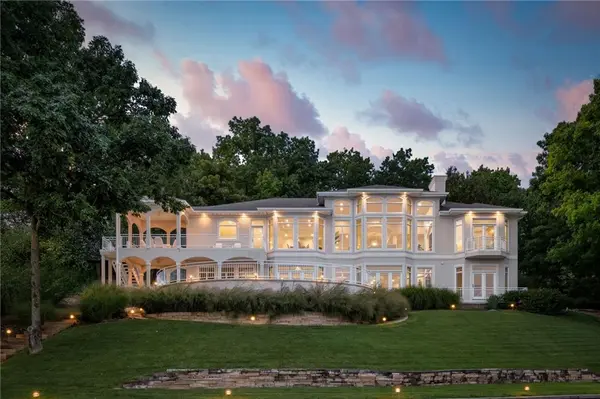 302 Crown Point DR, Four Seasons, MO 65049